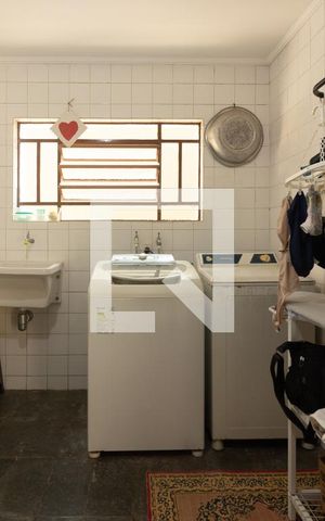 Casa para alugar com 300m², 4 quartos e 6 vagas Casa para alugar com 300m², 4 quartos e 6 vagasÁrea de Serviço