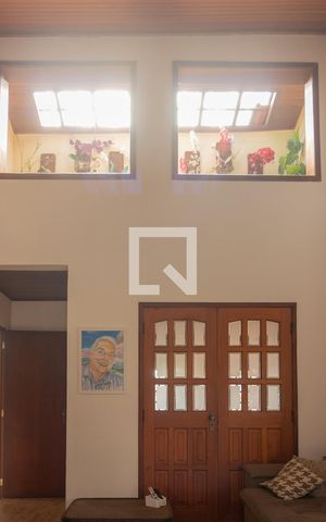 Casa para alugar com 300m², 4 quartos e 6 vagas Casa para alugar com 300m², 4 quartos e 6 vagasSala