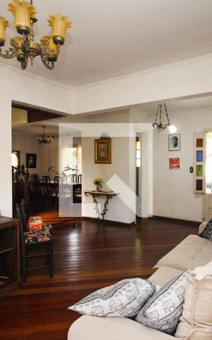 Casa à venda com 282m², 4 quartos e 3 vagas Casa à venda com 282m², 4 quartos e 3 vagasSala
