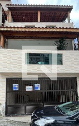 Casa à venda com 254m², 5 quartos e 2 vagas Casa à venda com 254m², 5 quartos e 2 vagasFachada