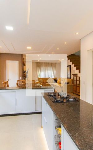 Casa à venda com 440m², 4 quartos e 4 vagas Casa à venda com 440m², 4 quartos e 4 vagasCozinha