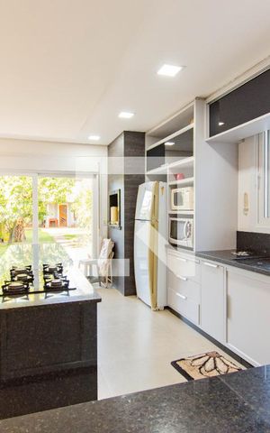 Casa à venda com 440m², 4 quartos e 4 vagas Casa à venda com 440m², 4 quartos e 4 vagasCozinha