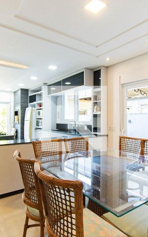 Casa à venda com 440m², 4 quartos e 4 vagas Casa à venda com 440m², 4 quartos e 4 vagasCozinha