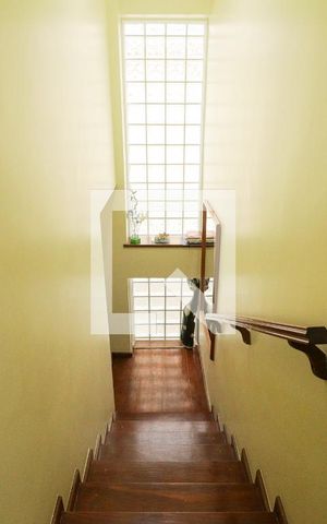 Casa à venda com 200m², 4 quartos e 5 vagas Casa à venda com 200m², 4 quartos e 5 vagasEscada