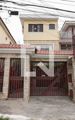 Casa à venda com 200m², 4 quartos e 5 vagas Casa à venda com 200m², 4 quartos e 5 vagasFachada