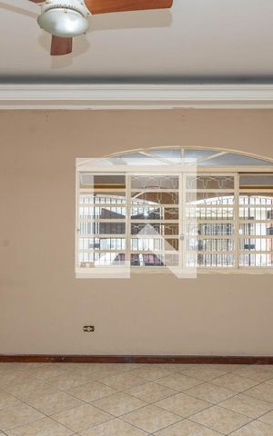 Casa à venda com 305m², 4 quartos e 3 vagas Casa à venda com 305m², 4 quartos e 3 vagasSala