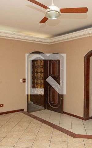 Casa à venda com 305m², 4 quartos e 3 vagas Casa à venda com 305m², 4 quartos e 3 vagasSala
