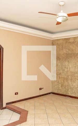 Casa à venda com 305m², 4 quartos e 3 vagas Casa à venda com 305m², 4 quartos e 3 vagasSala