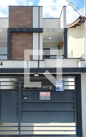 Casa à venda com 145m², 3 quartos e 2 vagas Casa à venda com 145m², 3 quartos e 2 vagasFachada
