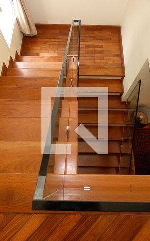 Casa à venda com 230m², 3 quartos e 2 vagasEscada
