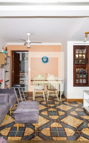 Casa à venda com 138m², 2 quartos e 2 vagas Casa à venda com 138m², 2 quartos e 2 vagasSala