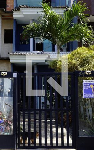 Casa de condomínio à venda com 240m², 3 quartos e 1 vagaFachada