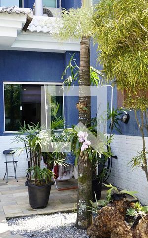 Casa de condomínio à venda com 240m², 3 quartos e 1 vagaFachada