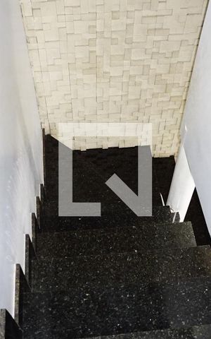Casa de condomínio à venda com 240m², 3 quartos e 1 vagaEscada segundo andar