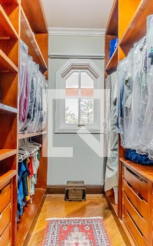 Casa de condomínio à venda com 667m², 4 quartos e 6 vagas Casa de condomínio à venda com 667m², 4 quartos e 6 vagasCloset