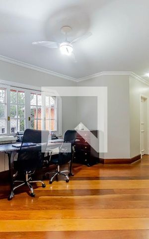 Casa de condomínio à venda com 667m², 4 quartos e 6 vagas Casa de condomínio à venda com 667m², 4 quartos e 6 vagasEscritório