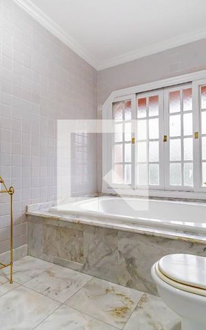 Casa de condomínio à venda com 667m², 4 quartos e 6 vagas Casa de condomínio à venda com 667m², 4 quartos e 6 vagasBanheiro