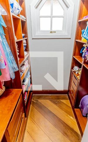 Casa de condomínio à venda com 667m², 4 quartos e 6 vagas Casa de condomínio à venda com 667m², 4 quartos e 6 vagasCloset