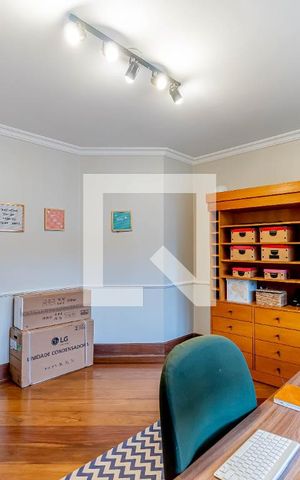 Casa de condomínio à venda com 667m², 4 quartos e 6 vagas Casa de condomínio à venda com 667m², 4 quartos e 6 vagasEscritório