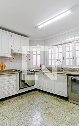 Casa de condomínio à venda com 667m², 4 quartos e 6 vagas Casa de condomínio à venda com 667m², 4 quartos e 6 vagasCozinha