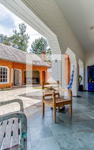 Casa de condomínio à venda com 667m², 4 quartos e 6 vagas Casa de condomínio à venda com 667m², 4 quartos e 6 vagasÁrea Externa