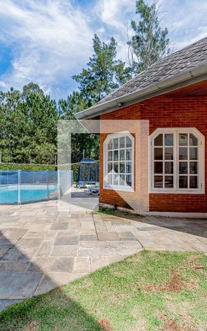 Casa de condomínio à venda com 667m², 4 quartos e 6 vagas Casa de condomínio à venda com 667m², 4 quartos e 6 vagasFachada