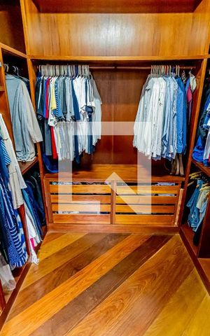 Casa de condomínio à venda com 667m², 4 quartos e 6 vagas Casa de condomínio à venda com 667m², 4 quartos e 6 vagasCloset
