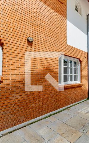 Casa de condomínio à venda com 667m², 4 quartos e 6 vagas Casa de condomínio à venda com 667m², 4 quartos e 6 vagasFachada