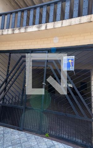 Casa à venda com 125m², 2 quartos e 2 vagas Casa à venda com 125m², 2 quartos e 2 vagasFachada