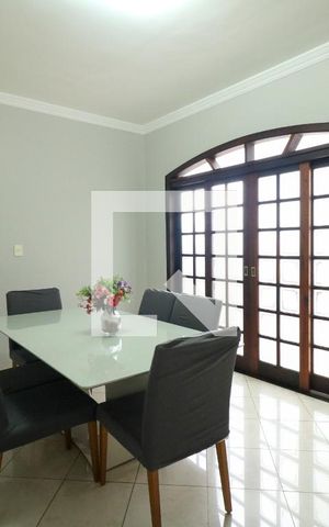 Casa à venda com 348m², 3 quartos e 5 vagas Casa à venda com 348m², 3 quartos e 5 vagasSala de Jantar