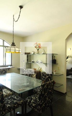 Casa à venda com 300m², 4 quartos e 2 vagasSala de jantar