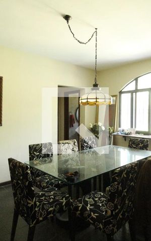 Casa à venda com 300m², 4 quartos e 2 vagasSala de jantar