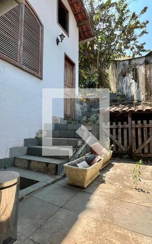 Casa à venda com 300m², 4 quartos e 2 vagasLateral da casa - Canil