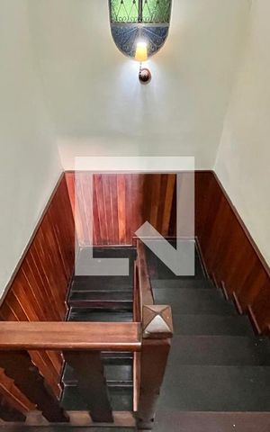 Casa à venda com 300m², 4 quartos e 2 vagasEscada