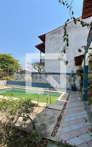 Casa à venda com 300m², 4 quartos e 2 vagas Casa à venda com 300m², 4 quartos e 2 vagasPiscina