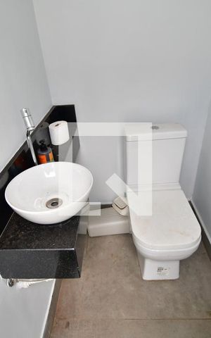 Casa de condomínio à venda com 213m², 3 quartos e 2 vagasBanheiro de serviço