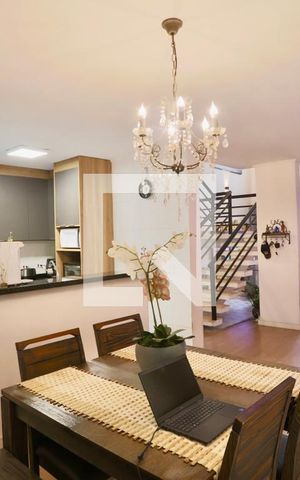 Casa à venda com 260m², 4 quartos e 3 vagas Casa à venda com 260m², 4 quartos e 3 vagasSala