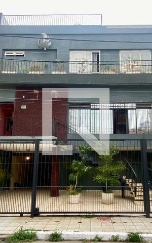 Casa à venda com 260m², 4 quartos e 3 vagas Casa à venda com 260m², 4 quartos e 3 vagasFachada