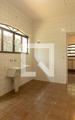 Casa para alugar com 280m², 4 quartos e 2 vagas Casa para alugar com 280m², 4 quartos e 2 vagasÁrea de Serviço