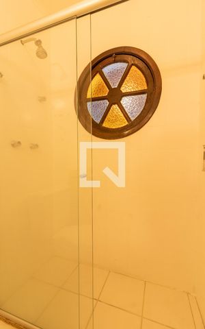 Casa para alugar com 280m², 4 quartos e 2 vagas Casa para alugar com 280m², 4 quartos e 2 vagasBanheiro da Suíte 1