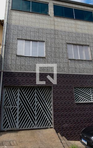 Casa à venda com 478m², 5 quartos e 2 vagas Casa à venda com 478m², 5 quartos e 2 vagasFachada