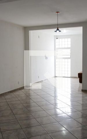 Casa à venda com 478m², 5 quartos e 2 vagas Casa à venda com 478m², 5 quartos e 2 vagasSala