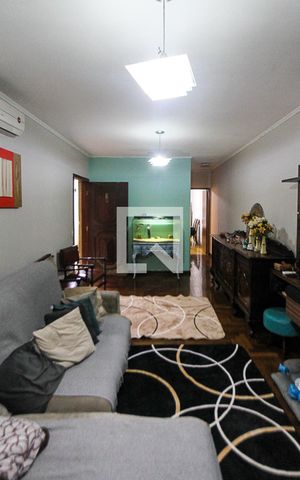 Casa à venda com 200m², 3 quartos e 4 vagas Casa à venda com 200m², 3 quartos e 4 vagasSala