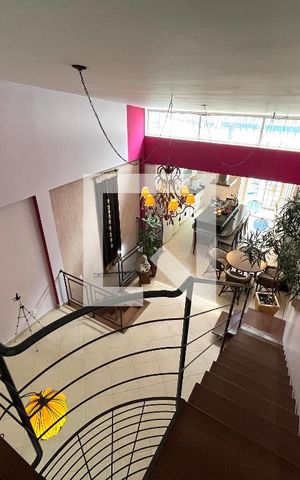 Casa à venda com 234m², 4 quartos e 2 vagasEscada