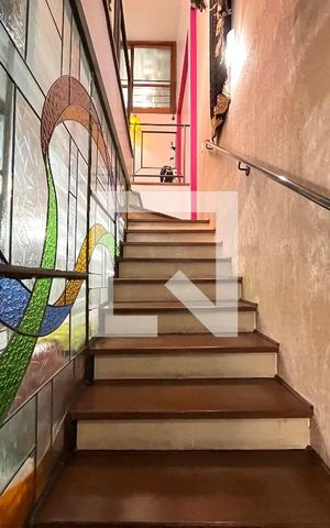 Casa à venda com 234m², 4 quartos e 2 vagasEscada