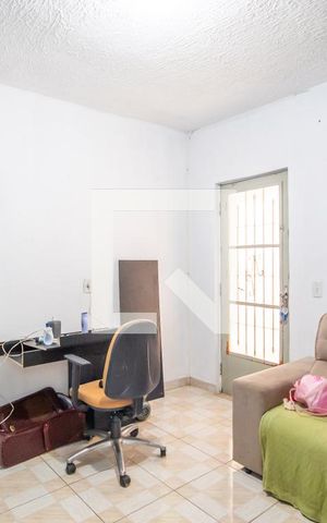 Casa à venda com 250m², 4 quartos e 2 vagas Casa à venda com 250m², 4 quartos e 2 vagasSala (Casa 1)