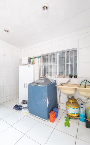 Casa à venda com 250m², 4 quartos e 2 vagas Casa à venda com 250m², 4 quartos e 2 vagasÁrea de Serviço (Casa 2)
