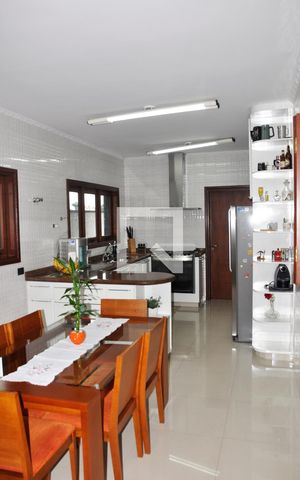 Casa à venda com 570m², 5 quartos e 6 vagas Casa à venda com 570m², 5 quartos e 6 vagasDetalhe - Cozinha