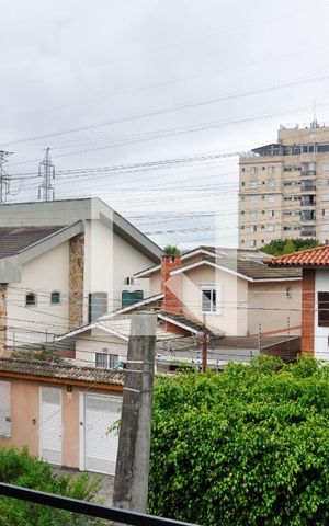 Casa à venda com 570m², 5 quartos e 6 vagas Casa à venda com 570m², 5 quartos e 6 vagasDetalhe - Vista da Varanda do Quarto 01 com Suíte