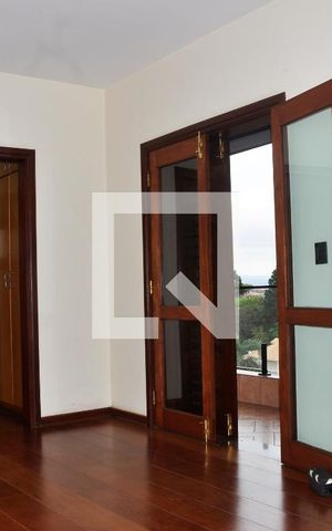 Casa à venda com 570m², 5 quartos e 6 vagas Casa à venda com 570m², 5 quartos e 6 vagasDetalhe - Quarto 04 com Suíte